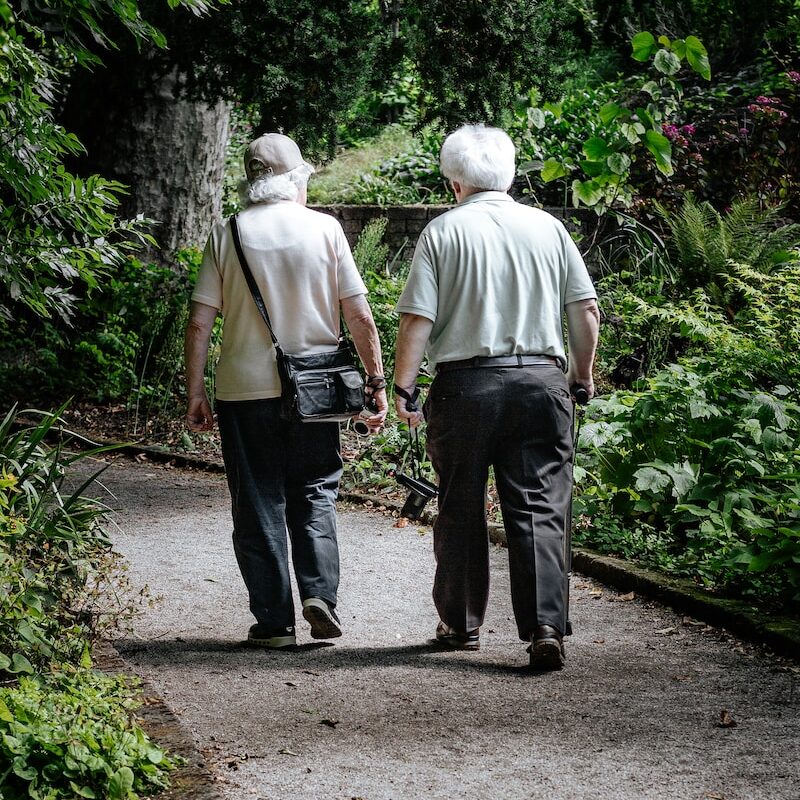 Älteres Paar spaziert im Park